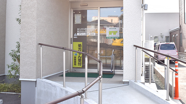 グリーン薬局黒髪店の入口