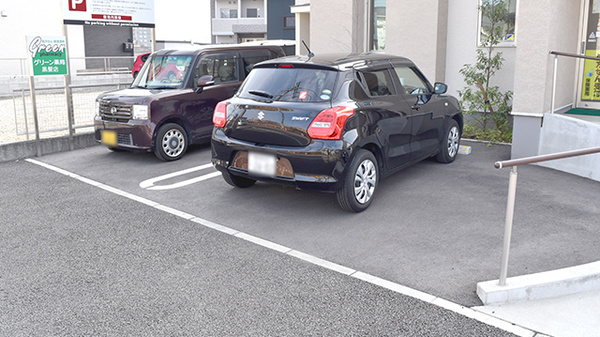 グリーン薬局黒髪店の駐車場
