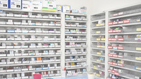ケヤキ調剤薬局明治店の薬棚