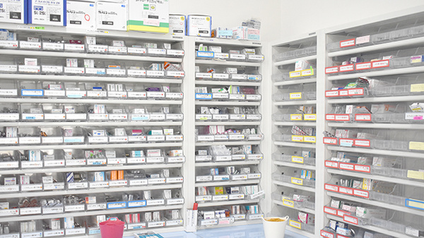 ケヤキ調剤薬局明治店の薬棚