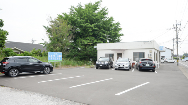 エルブルース薬局の駐車場