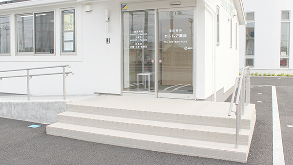 カトレア薬局の入口