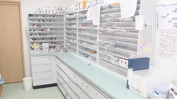 カトレア薬局の薬棚
