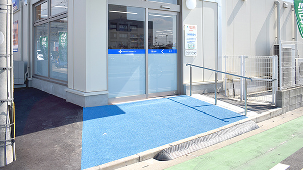 新生堂薬局　福岡徳洲会病院前店の入口