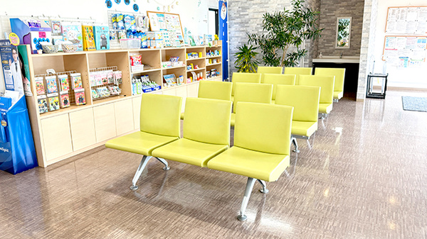 花・花薬局平出店の待合スペース