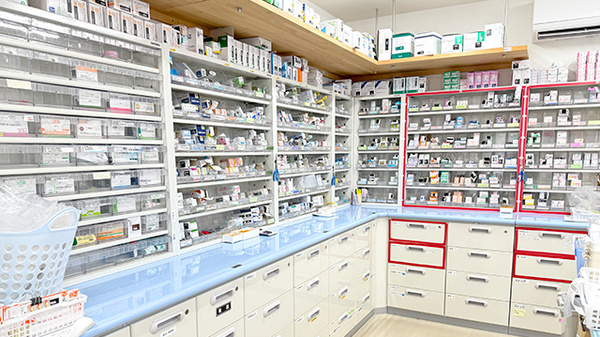 花・花薬局平出店の薬棚