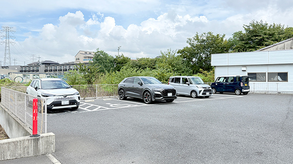 花・花薬局平出店の駐車場