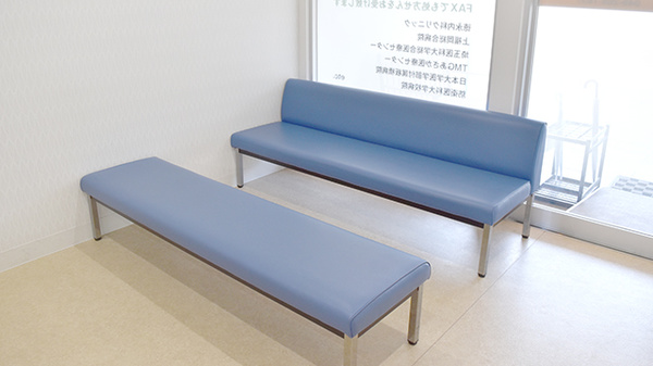 ふくもと調剤薬局の待合スペース
