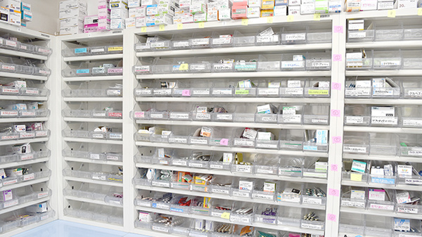 ふくもと調剤薬局の薬棚