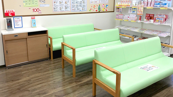 杏林堂薬局　白羽店の待合スペース