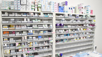 緑の郷ゲート薬局の薬棚