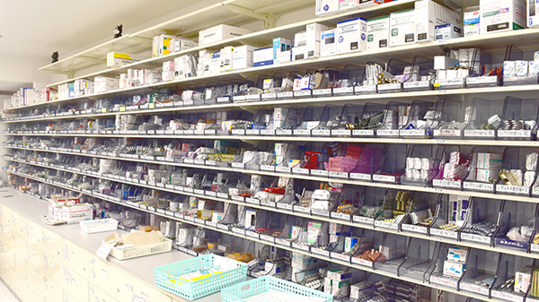 大賀薬局　西鉄福岡駅店の薬棚