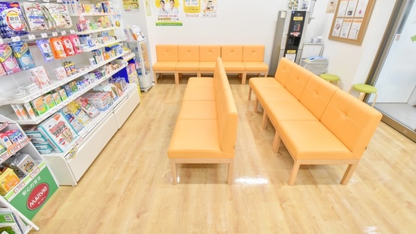 たんぽぽ薬局　八尾店の待合スペース