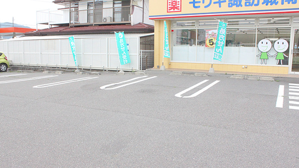 モリキ諏訪城南薬局の駐車場