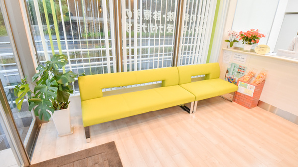 野間薬局　東入部店の待合スペース