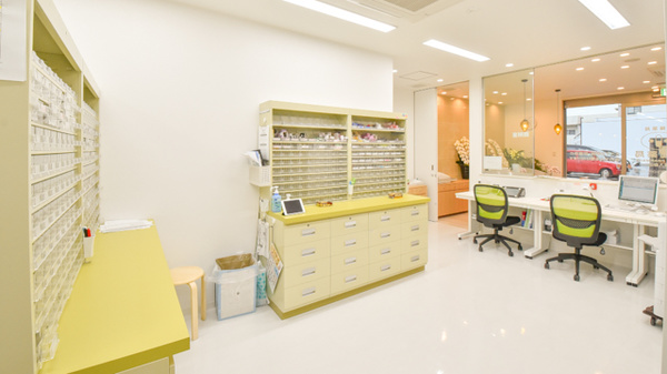 野間薬局　東入部店の調剤室