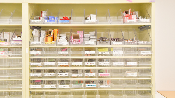 野間薬局　東入部店の薬棚