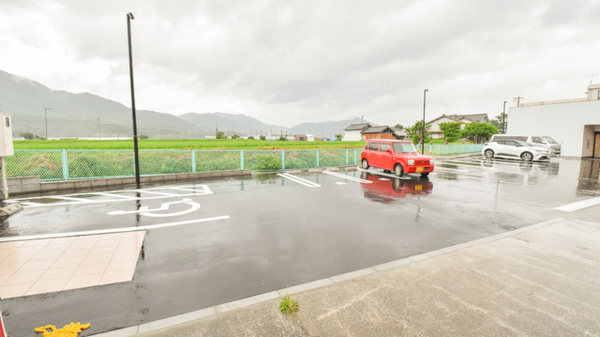 野間薬局　東入部店の駐車場