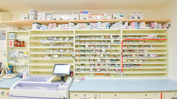 あおば調剤薬局の薬棚