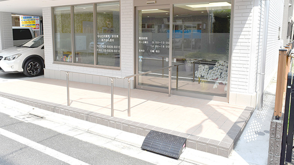 ももの木薬局　赤羽南の入口