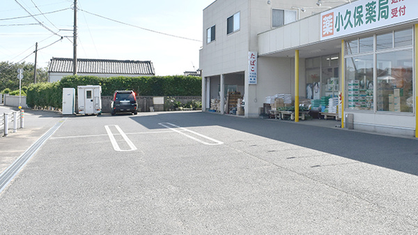 小久保薬局の駐車場