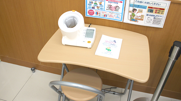 調剤薬局ツルハドラッグ盛岡津志田西店の血圧計
