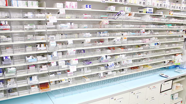 調剤薬局ツルハドラッグ盛岡津志田西店の薬棚