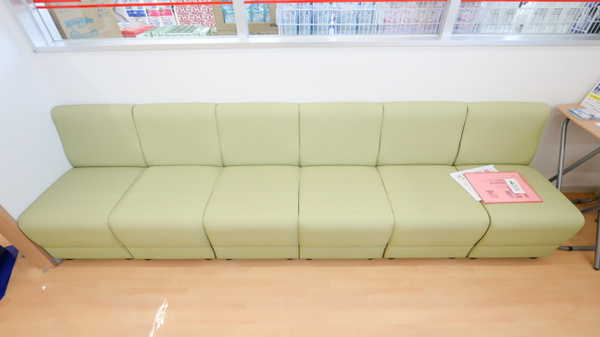 スギ薬局　向山店の待合スペース