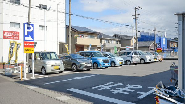スギ薬局　向山店の駐車場