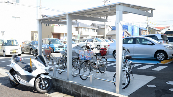 スギ薬局　向山店の駐輪場