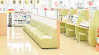 スギ薬局　新林店の待合スペース