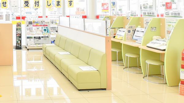 スギ薬局　新林店の待合スペース