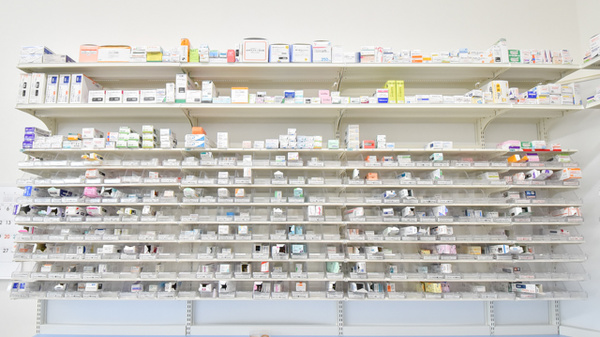 スギ薬局　新林店の薬棚