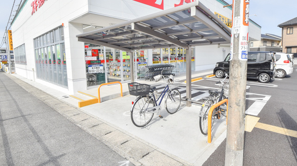 スギ薬局　新林店の駐輪場