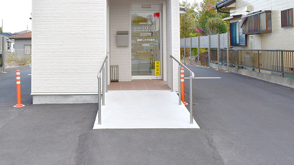 ドライブスルーしろやま薬局の入口