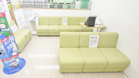 スギ薬局　草津大路店の待合スペース