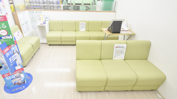スギ薬局　草津大路店の待合スペース