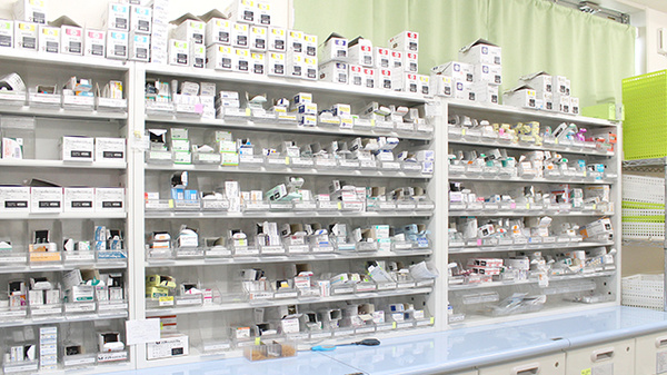 ドリーム薬局　安曇川店の薬棚
