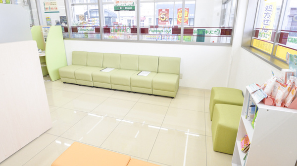スギ薬局　西賀茂店の待合スペース