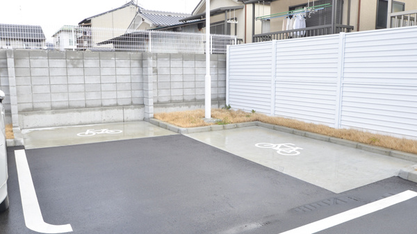 スギ薬局　西賀茂店の駐輪場
