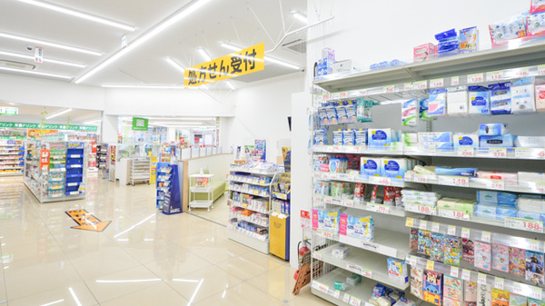 スギ薬局　平野西店の入口