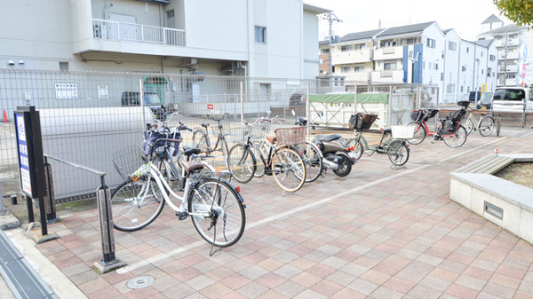 スギ薬局　平野西店の駐輪場
