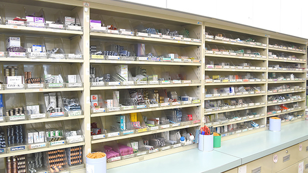 サカエ薬局児島店の薬棚