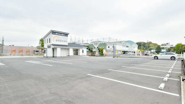 福神調剤薬局かやの森店の駐車場