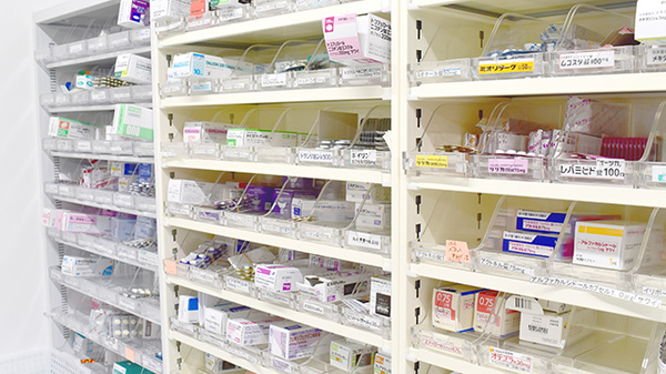 裕生堂薬局　住吉店の薬棚