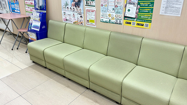 スギ薬局　新金岡店の待合スペース