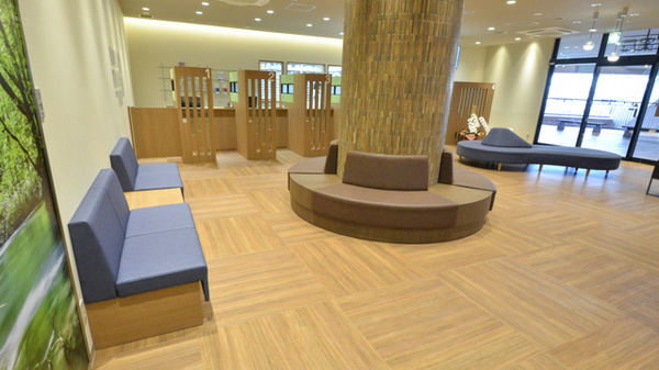 プラザ薬局　OASIS Town キセラ川西店の待合スペース