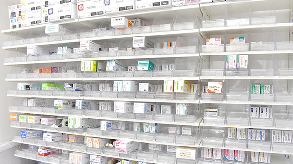 コクミン薬局鶴見店の薬棚