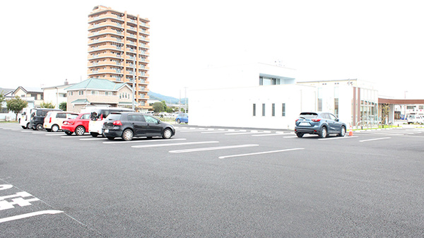 コスモファーマ薬局　中川店の駐車場