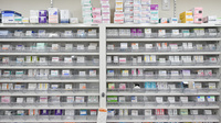 キリン堂薬局　北浜店の薬棚